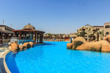 17.09.2012, Hurghada, Mısır. Otelin içinde farklı ülkelerden gelen turistleri rahatlatan büyük bir yüzme havuzu..