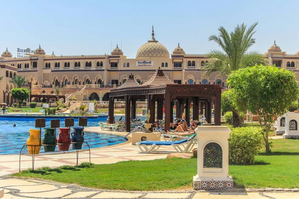 2012 Hurghada Egipto Una Gran Piscina Con Relajantes Turistas Diferentes —  Fotos de Stock