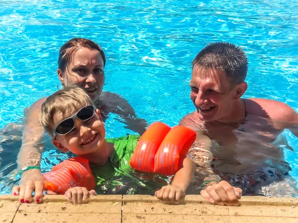 2012 Hurghada Egypt Young Mother Father Son Having Fun Swimming — Stock Photo, Image