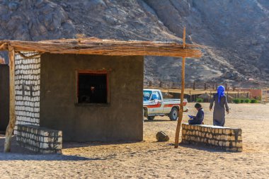 17.09.2012, Hurghada, Mısır. Köydeki Bedevilerin çocukları. Çöldeki Afrikalı çocuklar.