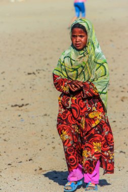 17.09.2012, Hurghada, Mısır. Köydeki Bedevilerin çocukları. Çöldeki Afrikalı kız.