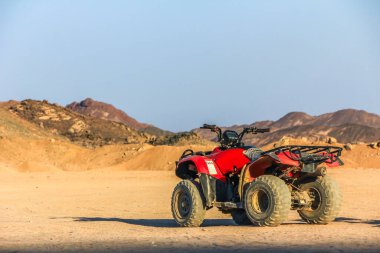17.09.2012, Hurghada, Mısır. Çölde, arka plandaki dağlara karşı bir ATV. Safari dört tekerlekli bisiklette..