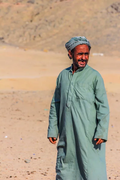 2012年9月17日エジプトのフルガダ 白い砂の上の砂漠に立っているベドウィンの男 アフリカの地元の人々 — ストック写真