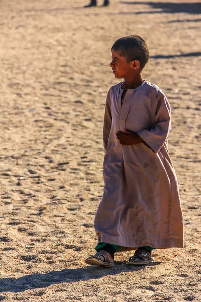 2012 Hurghada Egypt Children Beduins People Village Boy Walking Sand — Stock Photo, Image