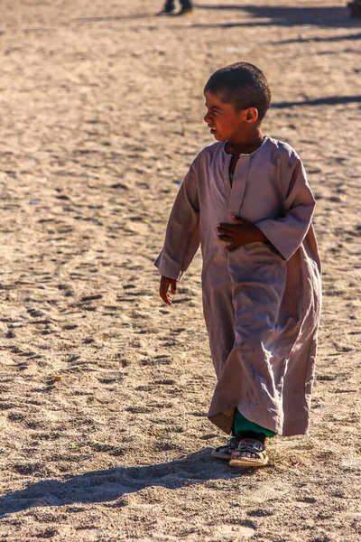 2012 Hurghada Egito Filhos Pessoas Beduins Aldeia Menino Caminhando Sobre — Fotografia de Stock