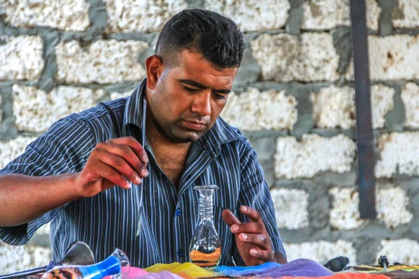2012 Хургада Єгипет Єгипетський Чоловік Займається Виготовленням Сувенірів Сувеніри Ручної — стокове фото