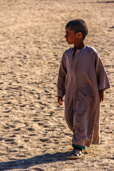2012年9月17日 埃及Hurghada 贝都因人的孩子住在村子里 一个走在沙滩上的男孩 免版税图库图片
