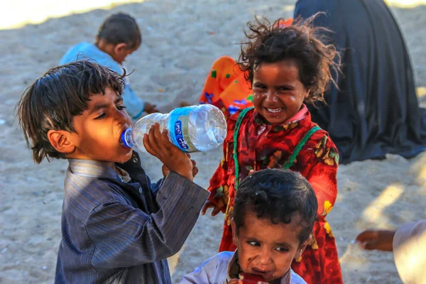 2012年9月17日 埃及Hurghada 贝都因人的孩子住在村子里 贫穷儿童饮水 图库照片
