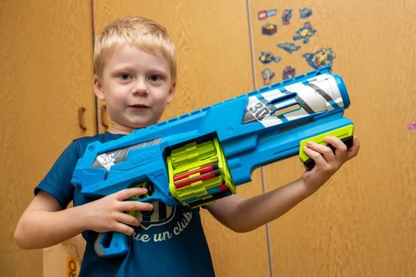 2020 Maloyaroslavets Ρωσία Πορτρέτο Ενός Μικρού Ξανθού Αγοριού Όπλο Παιχνίδι — Φωτογραφία Αρχείου