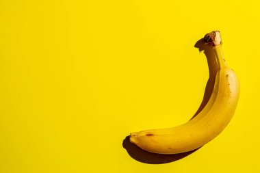 Sarı arka planda muz meyvesi. Tazelik ve sağlıklı yiyecek kavramı.