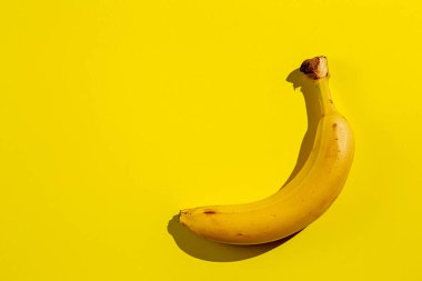 Sarı arka planda muz meyvesi. Tazelik ve sağlıklı yiyecek kavramı.