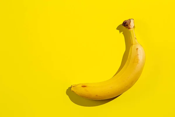바나나 열매는 노란색 배경에 건강에 음식에 — 스톡 사진