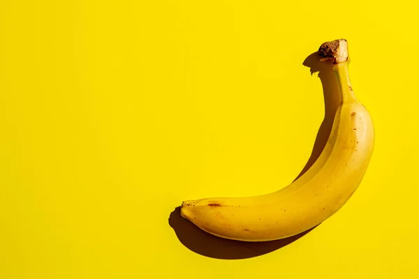 바나나 열매는 노란색 배경에 건강에 음식에 — 스톡 사진