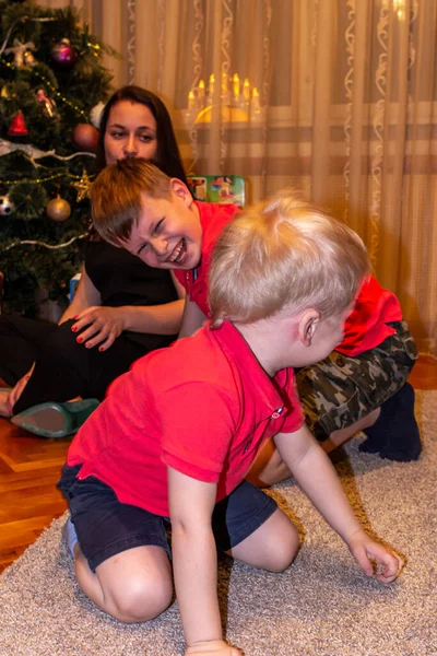 2018 Maloyaroslavets ロシア 2人の弟と母親が家で楽しんでいます 幸せな感情と新年の気分 — ストック写真