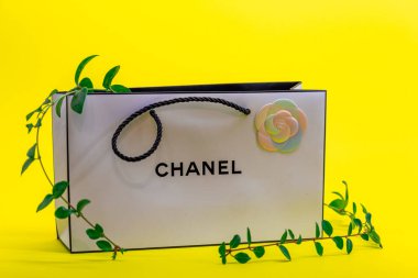 08.10.2020, Moskova, Rusya. Beyaz Chanel çanta ve sarı arka planda tırmanma bitkisi.