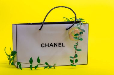 08.10.2020, Moskova, Rusya. Beyaz Chanel çanta ve sarı arka planda tırmanma bitkisi.