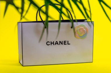 08.10.2020, Moskova, Rusya. Beyaz Chanel çanta ve sarı arka planda palmiye yaprağı gölgeleri.