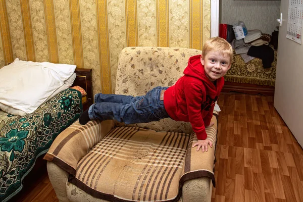 2020 Maloyaroslavets Rusland Een Kleine Blonde Jongen Heeft Plezier Fauteuil — Stockfoto