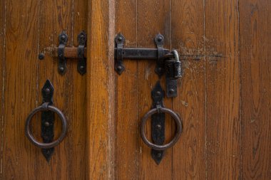 Eski ahşap kapıya asma kilit. Eski bir tarihi binanın elementleri.