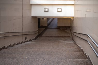 Alt geçidin iç kısmının perspektifi. Moskova şehir manzarası.