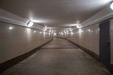 Alt geçidin iç kısmının perspektifi. Moskova şehir manzarası.