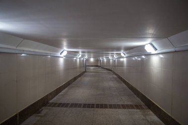 Alt geçidin iç kısmının perspektifi. Moskova şehir manzarası.