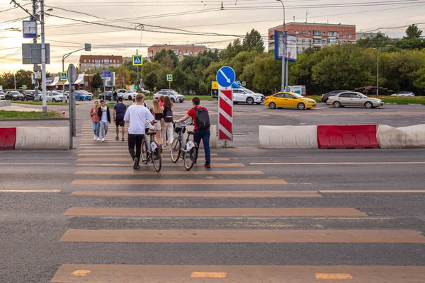 2020 モスクワ ロシア 横断歩道を横断する歩行者のグループが — ストック写真