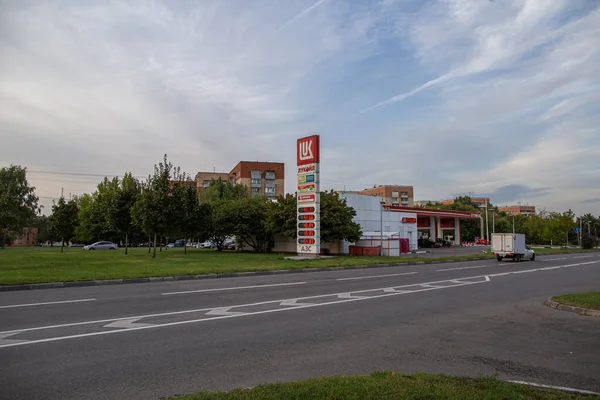 2020 Moskou Rusland Gaz Station Van Lukoil Achtergrond Van Residentieel — Stockfoto