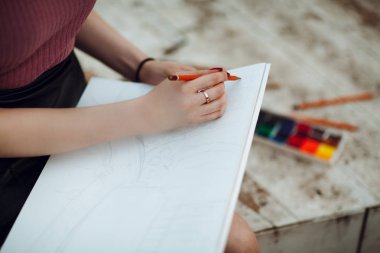 Park içinde genç güzel kız ressam çizmek