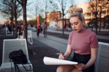 Park içinde genç güzel kadın ressam çizmek