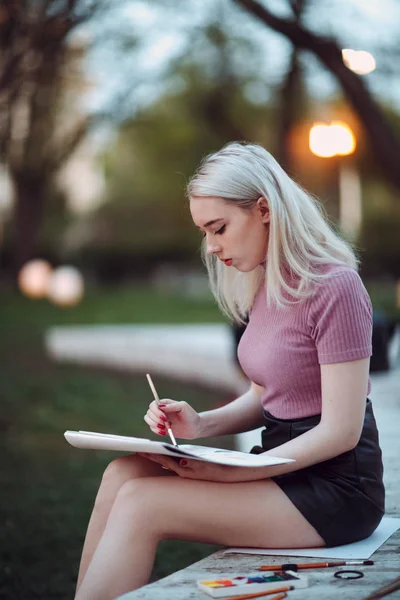 Jeune Jolie Fille Peintre Dessiner Dans Parc — Photo