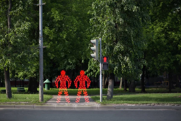 Pessoas Vermelhas Ficam Perto Travessia Pedestres Semáforo Vermelho — Fotografia de Stock