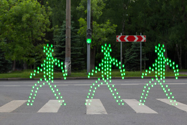 Зеленые люди идут пешеходный переход
