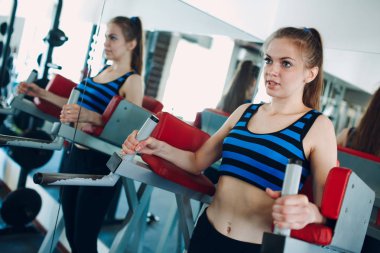 Karın kasları egzersiz genç kadın. Fitness salonunda.