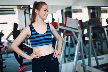 Genç kadın egzersiz. Portre çekici uygun kadın fitness salonunda görüntüsünü kapatın. Çekici uygun kız portresi kapatın.