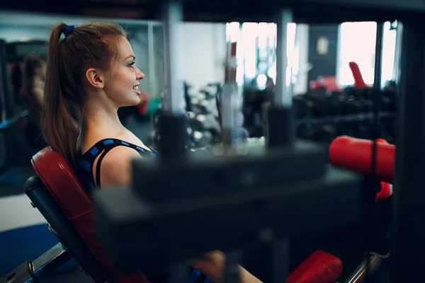 Wanita Muda Berolahraga Fitness Gym — Stok Foto