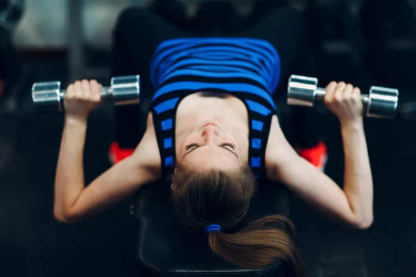 Wanita Muda Berolahraga Fitness Gym — Stok Foto