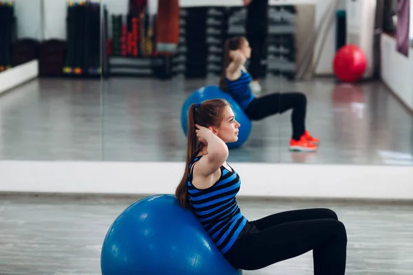 Wanita Muda Duduk Atas Bola Pilates Gym — Stok Foto