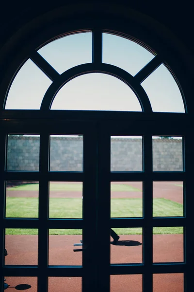 Senkrecht Großes Fenster Und Mann Bein — Stockfoto