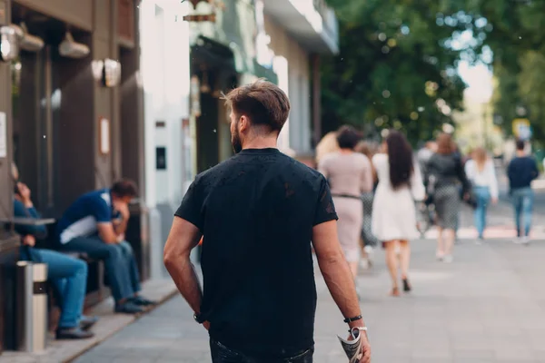 Een Man Loopt Straat — Stockfoto