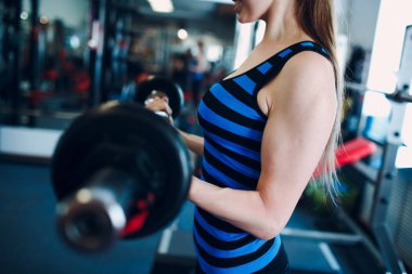 Pazı egzersiz genç kadın. Fitness salonunda.