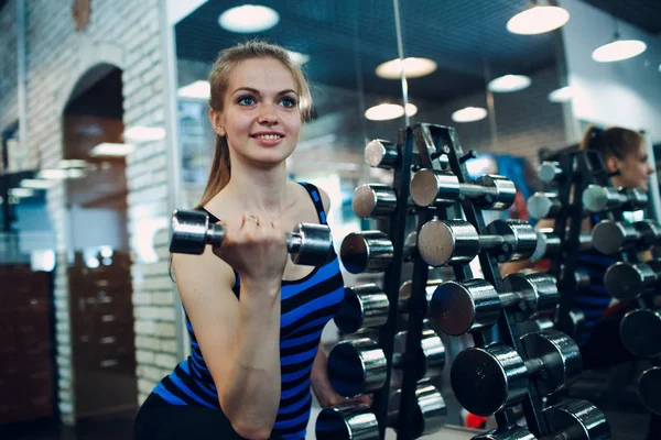 Wanita Muda Berolahraga Byceps Menutup Gambar Potret Wanita Fit Yang — Stok Foto