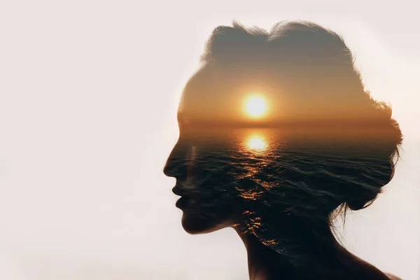 Psychologie Konzept Sonnenaufgang Und Frauensilhouette — Stockfoto
