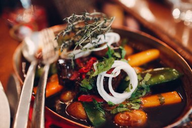 Et ve sebzeli tabak.