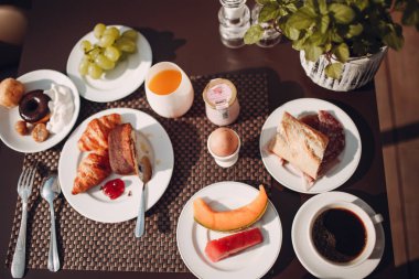 Fransız kahvaltı masasında