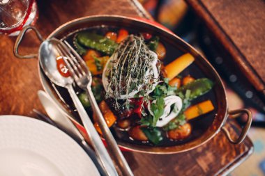 Et ve sebzeli tabak.