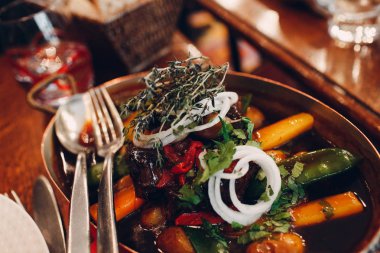 Et ve sebzeli tabak.