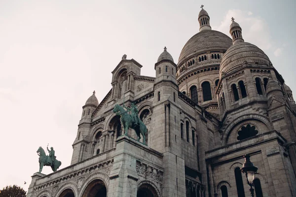 パリの神聖な中心のバシリカ モンマルトル界隈 — ストック写真