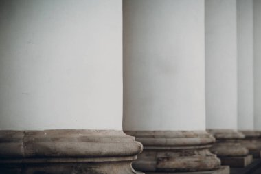 Beyaz sütunlar. Konsept.