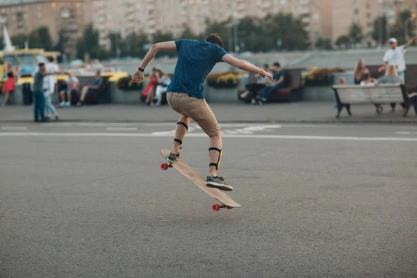 Tipo Skate Faz Truque — Fotografia de Stock